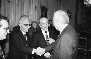 Il Presidente della Repubblica Francesco Cossiga riceve in udienza Lino Bosio, presidente dell'Arciconfraternita dei Bergamaschi, con gli esponenti del sodalizio, in occasione del 450° anniversario di fondazione dell'Arciconfraternita