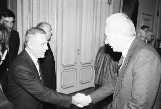 Il Presidente della Repubblica Francesco Cossiga riceve in udienza Lino Bosio, presidente dell'Arciconfraternita dei Bergamaschi, con gli esponenti del sodalizio, in occasione del 450° anniversario di fondazione dell'Arciconfraternita