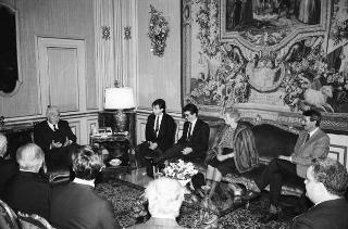 Il Presidente della Repubblica Francesco Cossiga riceve in udienza Lino Bosio, presidente dell'Arciconfraternita dei Bergamaschi, con gli esponenti del sodalizio, in occasione del 450° anniversario di fondazione dell'Arciconfraternita