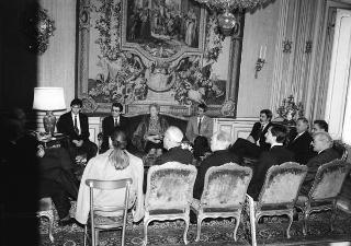 Il Presidente della Repubblica Francesco Cossiga riceve in udienza Lino Bosio, presidente dell'Arciconfraternita dei Bergamaschi, con gli esponenti del sodalizio, in occasione del 450° anniversario di fondazione dell'Arciconfraternita
