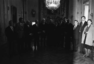 Il Presidente della Repubblica Francesco Cossiga riceve in udienza Lino Bosio, presidente dell'Arciconfraternita dei Bergamaschi, con gli esponenti del sodalizio, in occasione del 450° anniversario di fondazione dell'Arciconfraternita