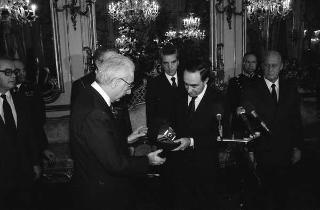 Il Presidente della Repubblica Francesco Cossiga incontra Franco Carraro, ministro del turismo e dello spettacolo, con Joao Havelange, presidente della FIFA, il Comitato esecutivo e la Commissione della FIFA per Italia '90, in occasione del sorteggio dei gironi della Coppa del mondo di calcio 1990