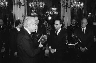 Il Presidente della Repubblica Francesco Cossiga incontra Franco Carraro, ministro del turismo e dello spettacolo, con Joao Havelange, presidente della FIFA, il Comitato esecutivo e la Commissione della FIFA per Italia '90, in occasione del sorteggio dei gironi della Coppa del mondo di calcio 1990