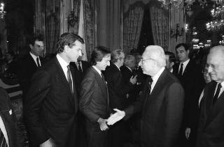 Il Presidente della Repubblica Francesco Cossiga incontra Franco Carraro, ministro del turismo e dello spettacolo, con Joao Havelange, presidente della FIFA, il Comitato esecutivo e la Commissione della FIFA per Italia '90, in occasione del sorteggio dei gironi della Coppa del mondo di calcio 1990