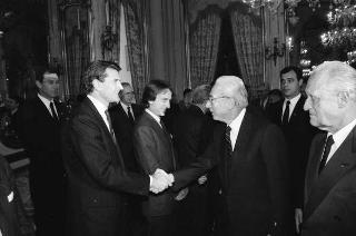 Il Presidente della Repubblica Francesco Cossiga incontra Franco Carraro, ministro del turismo e dello spettacolo, con Joao Havelange, presidente della FIFA, il Comitato esecutivo e la Commissione della FIFA per Italia '90, in occasione del sorteggio dei gironi della Coppa del mondo di calcio 1990