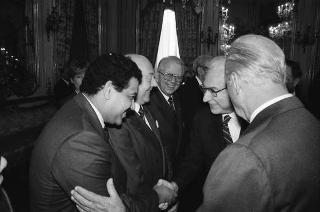 Il Presidente della Repubblica Francesco Cossiga incontra Franco Carraro, ministro del turismo e dello spettacolo, con Joao Havelange, presidente della FIFA, il Comitato esecutivo e la Commissione della FIFA per Italia '90, in occasione del sorteggio dei gironi della Coppa del mondo di calcio 1990