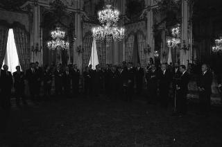 Il Presidente della Repubblica Francesco Cossiga incontra Franco Carraro, ministro del turismo e dello spettacolo, con Joao Havelange, presidente della FIFA, il Comitato esecutivo e la Commissione della FIFA per Italia '90, in occasione del sorteggio dei gironi della Coppa del mondo di calcio 1990
