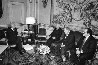 Il Presidente della Repubblica Francesco Cossiga riceve in udienza Giuseppe La Loggia, presidente dell'Istituto Poligrafico e Zecca dello Stato, per presentare l'opera "Il Palazzo del Quirinale, il mondo artistico a Roma nel periodo napoleonico"