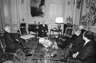Il Presidente della Repubblica Francesco Cossiga riceve in udienza Giuseppe La Loggia, presidente dell'Istituto Poligrafico e Zecca dello Stato, per presentare l'opera "Il Palazzo del Quirinale, il mondo artistico a Roma nel periodo napoleonico"