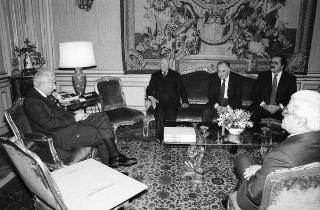 Il Presidente della Repubblica Francesco Cossiga riceve in udienza Giuseppe La Loggia, presidente dell'Istituto Poligrafico e Zecca dello Stato, per presentare l'opera "Il Palazzo del Quirinale, il mondo artistico a Roma nel periodo napoleonico"