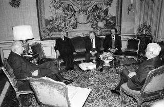 Il Presidente della Repubblica Francesco Cossiga riceve in udienza Giuseppe La Loggia, presidente dell'Istituto Poligrafico e Zecca dello Stato, per presentare l'opera "Il Palazzo del Quirinale, il mondo artistico a Roma nel periodo napoleonico"
