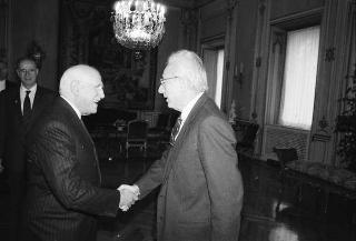 Il Presidente della Repubblica Francesco Cossiga riceve in udienza Giuseppe La Loggia, presidente dell'Istituto Poligrafico e Zecca dello Stato, per presentare l'opera "Il Palazzo del Quirinale, il mondo artistico a Roma nel periodo napoleonico"