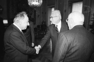 Il Presidente della Repubblica Francesco Cossiga riceve in udienza Giuseppe La Loggia, presidente dell'Istituto Poligrafico e Zecca dello Stato, per presentare l'opera "Il Palazzo del Quirinale, il mondo artistico a Roma nel periodo napoleonico"