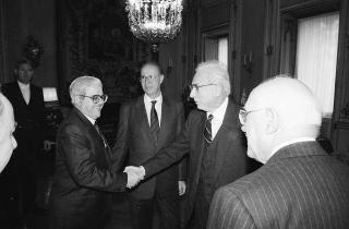 Il Presidente della Repubblica Francesco Cossiga riceve in udienza Giuseppe La Loggia, presidente dell'Istituto Poligrafico e Zecca dello Stato, per presentare l'opera "Il Palazzo del Quirinale, il mondo artistico a Roma nel periodo napoleonico"