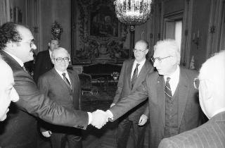 Il Presidente della Repubblica Francesco Cossiga riceve in udienza Giuseppe La Loggia, presidente dell'Istituto Poligrafico e Zecca dello Stato, per presentare l'opera "Il Palazzo del Quirinale, il mondo artistico a Roma nel periodo napoleonico"