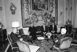 Il Presidente della Repubblica Francesco Cossiga riceve in udienza Giuseppe La Loggia, presidente dell'Istituto Poligrafico e Zecca dello Stato, per presentare l'opera "Il Palazzo del Quirinale, il mondo artistico a Roma nel periodo napoleonico"