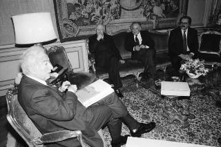 Il Presidente della Repubblica Francesco Cossiga riceve in udienza Giuseppe La Loggia, presidente dell'Istituto Poligrafico e Zecca dello Stato, per presentare l'opera "Il Palazzo del Quirinale, il mondo artistico a Roma nel periodo napoleonico"