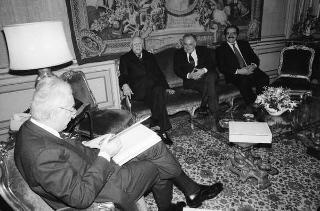 Il Presidente della Repubblica Francesco Cossiga riceve in udienza Giuseppe La Loggia, presidente dell'Istituto Poligrafico e Zecca dello Stato, per presentare l'opera "Il Palazzo del Quirinale, il mondo artistico a Roma nel periodo napoleonico"
