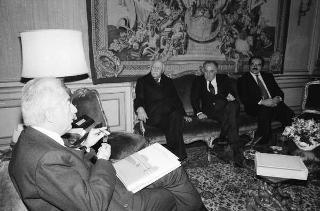 Il Presidente della Repubblica Francesco Cossiga riceve in udienza Giuseppe La Loggia, presidente dell'Istituto Poligrafico e Zecca dello Stato, per presentare l'opera "Il Palazzo del Quirinale, il mondo artistico a Roma nel periodo napoleonico"