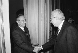 Il Presidente della Repubblica Francesco Cossiga riceve in udienza l'ammiraglio Gino Birindelli, presidente della Consulta dei senatori del Regno