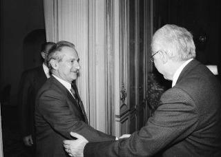 Il Presidente della Repubblica Francesco Cossiga riceve in udienza l'ammiraglio Gino Birindelli, presidente della Consulta dei senatori del Regno