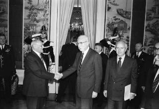 Il Presidente della Repubblica Francesco Cossiga incontra Vincent Tabone presidente della Repubblica di Malta con il primo ministro Eddie Fenech Adami