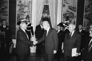 Il Presidente della Repubblica Francesco Cossiga incontra Vincent Tabone presidente della Repubblica di Malta con il primo ministro Eddie Fenech Adami