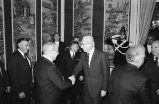 Il Presidente della Repubblica Francesco Cossiga incontra Vincent Tabone presidente della Repubblica di Malta con il primo ministro Eddie Fenech Adami