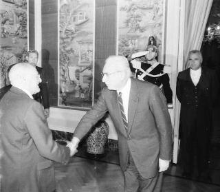 Il Presidente della Repubblica Francesco Cossiga incontra Vincent Tabone presidente della Repubblica di Malta con il primo ministro Eddie Fenech Adami
