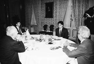 Prima colazione del Presidente della Repubblica Francesco Cossiga con Alessandro Mantini, studente, per la trasmissione RAI di Barbiellini Amidei