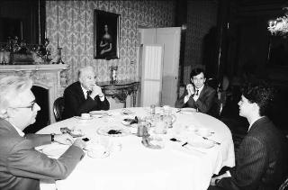 Prima colazione del Presidente della Repubblica Francesco Cossiga con Alessandro Mantini, studente, per la trasmissione RAI di Barbiellini Amidei