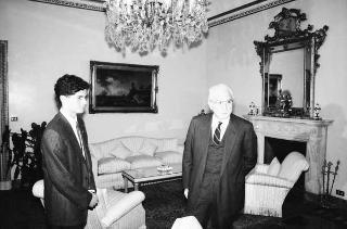 Prima colazione del Presidente della Repubblica Francesco Cossiga con Alessandro Mantini, studente, per la trasmissione RAI di Barbiellini Amidei