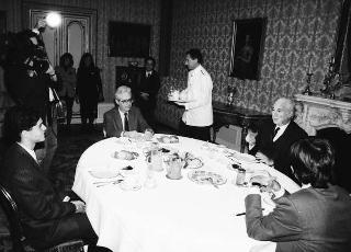 Prima colazione del Presidente della Repubblica Francesco Cossiga con Alessandro Mantini, studente, per la trasmissione RAI di Barbiellini Amidei