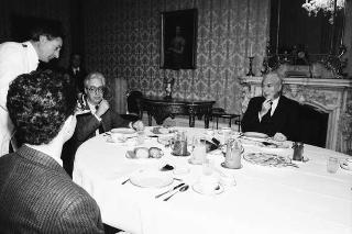 Prima colazione del Presidente della Repubblica Francesco Cossiga con Alessandro Mantini, studente, per la trasmissione RAI di Barbiellini Amidei