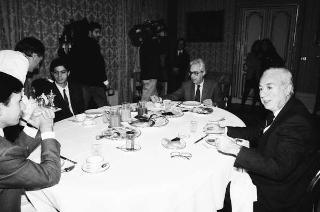 Prima colazione del Presidente della Repubblica Francesco Cossiga con Alessandro Mantini, studente, per la trasmissione RAI di Barbiellini Amidei