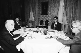 Prima colazione del Presidente della Repubblica Francesco Cossiga con Alessandro Mantini, studente, per la trasmissione RAI di Barbiellini Amidei