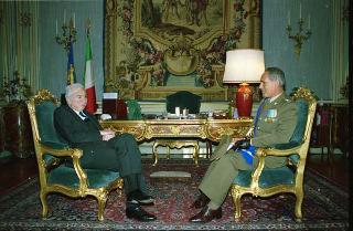 Il Presidente della Repubblica Francesco Cossiga incontra il Generale di Corpo d'Armata Franco Angioni, già Consigliere militare del presidente del Consiglio
