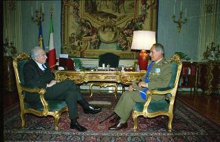 Il Presidente della Repubblica Francesco Cossiga incontra il Generale di Corpo d'Armata Franco Angioni, già Consigliere militare del presidente del Consiglio