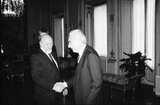 Il Presidente della Repubblica Francesco Cossiga riceve in udienza Luigi Rossi Bernardi, presidente del CNR. e Francesco Cetti Serbelloni, presidente del Touring Club italiano, e alcuni esponenti del TCI, per presentare l'"Atlante tematico d'Italia"