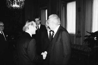 Il Presidente della Repubblica Francesco Cossiga riceve in udienza Luigi Rossi Bernardi, presidente del CNR. e Francesco Cetti Serbelloni, presidente del Touring Club italiano, e alcuni esponenti del TCI, per presentare l'"Atlante tematico d'Italia"