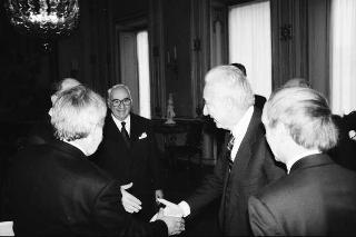 Il Presidente della Repubblica Francesco Cossiga riceve in udienza Luigi Rossi Bernardi, presidente del CNR. e Francesco Cetti Serbelloni, presidente del Touring Club italiano, e alcuni esponenti del TCI, per presentare l'"Atlante tematico d'Italia"