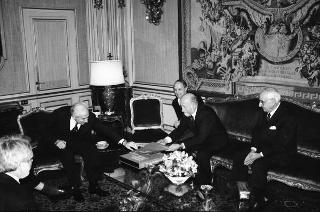 Il Presidente della Repubblica Francesco Cossiga riceve in udienza Luigi Rossi Bernardi, presidente del CNR. e Francesco Cetti Serbelloni, presidente del Touring Club italiano, e alcuni esponenti del TCI, per presentare l'"Atlante tematico d'Italia"