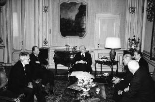 Il Presidente della Repubblica Francesco Cossiga riceve in udienza Luigi Rossi Bernardi, presidente del CNR. e Francesco Cetti Serbelloni, presidente del Touring Club italiano, e alcuni esponenti del TCI, per presentare l'"Atlante tematico d'Italia"