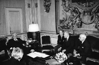 Il Presidente della Repubblica Francesco Cossiga riceve in udienza Luigi Rossi Bernardi, presidente del CNR. e Francesco Cetti Serbelloni, presidente del Touring Club italiano, e alcuni esponenti del TCI, per presentare l'"Atlante tematico d'Italia"
