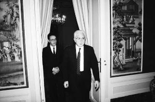 Il Presidente della Repubblica Francesco Cossiga riceve Mario Berri, presidente dell'Associazione "Vittorio Bachelet", con i componenti il"Comitato per le onoranze a Vittorio Bachelet nel decimo anniversario del suo sacrificio"