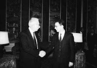 Il Presidente della Repubblica Francesco Cossiga riceve Mario Berri, presidente dell'Associazione "Vittorio Bachelet", con i componenti il"Comitato per le onoranze a Vittorio Bachelet nel decimo anniversario del suo sacrificio"
