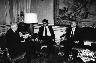 Il Presidente della Repubblica Francesco Cossiga riceve Mario Berri, presidente dell'Associazione "Vittorio Bachelet", con i componenti il"Comitato per le onoranze a Vittorio Bachelet nel decimo anniversario del suo sacrificio"