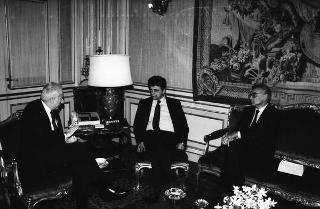 Il Presidente della Repubblica Francesco Cossiga riceve Mario Berri, presidente dell'Associazione "Vittorio Bachelet", con i componenti il"Comitato per le onoranze a Vittorio Bachelet nel decimo anniversario del suo sacrificio"
