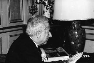 Il Presidente della Repubblica Francesco Cossiga riceve Mario Berri, presidente dell'Associazione "Vittorio Bachelet", con i componenti il"Comitato per le onoranze a Vittorio Bachelet nel decimo anniversario del suo sacrificio"