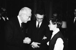 Il Presidente della Repubblica Francesco Cossiga riceve Mario Berri, presidente dell'Associazione "Vittorio Bachelet", con i componenti il"Comitato per le onoranze a Vittorio Bachelet nel decimo anniversario del suo sacrificio"